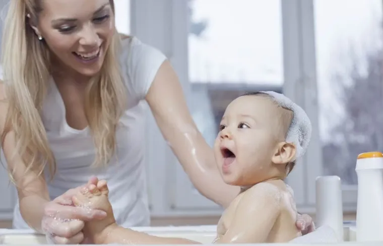 La toilette des bébés : la pharmacie de Roquetoire vous propose un moment de soin et de tendresse., Roquetoire, Pharmacie de l'Avenir